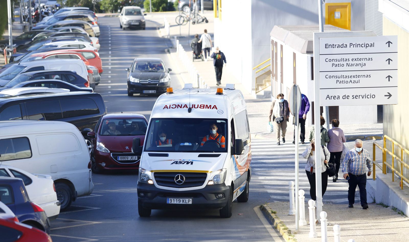 Una ambulancia, en el Hospital Clínico.