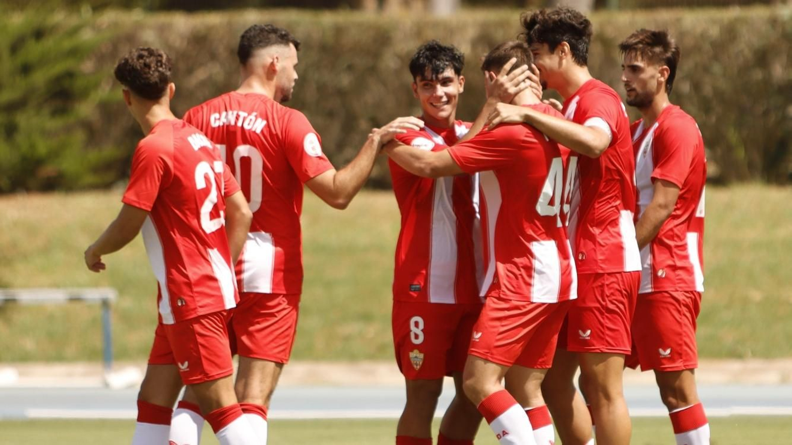Los futbolistas rojiblancos celebran uno de los tantos del último encuentro.