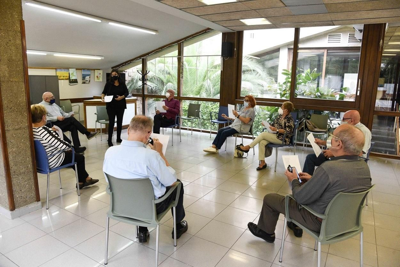 Personas mayores participando en un taller literario.