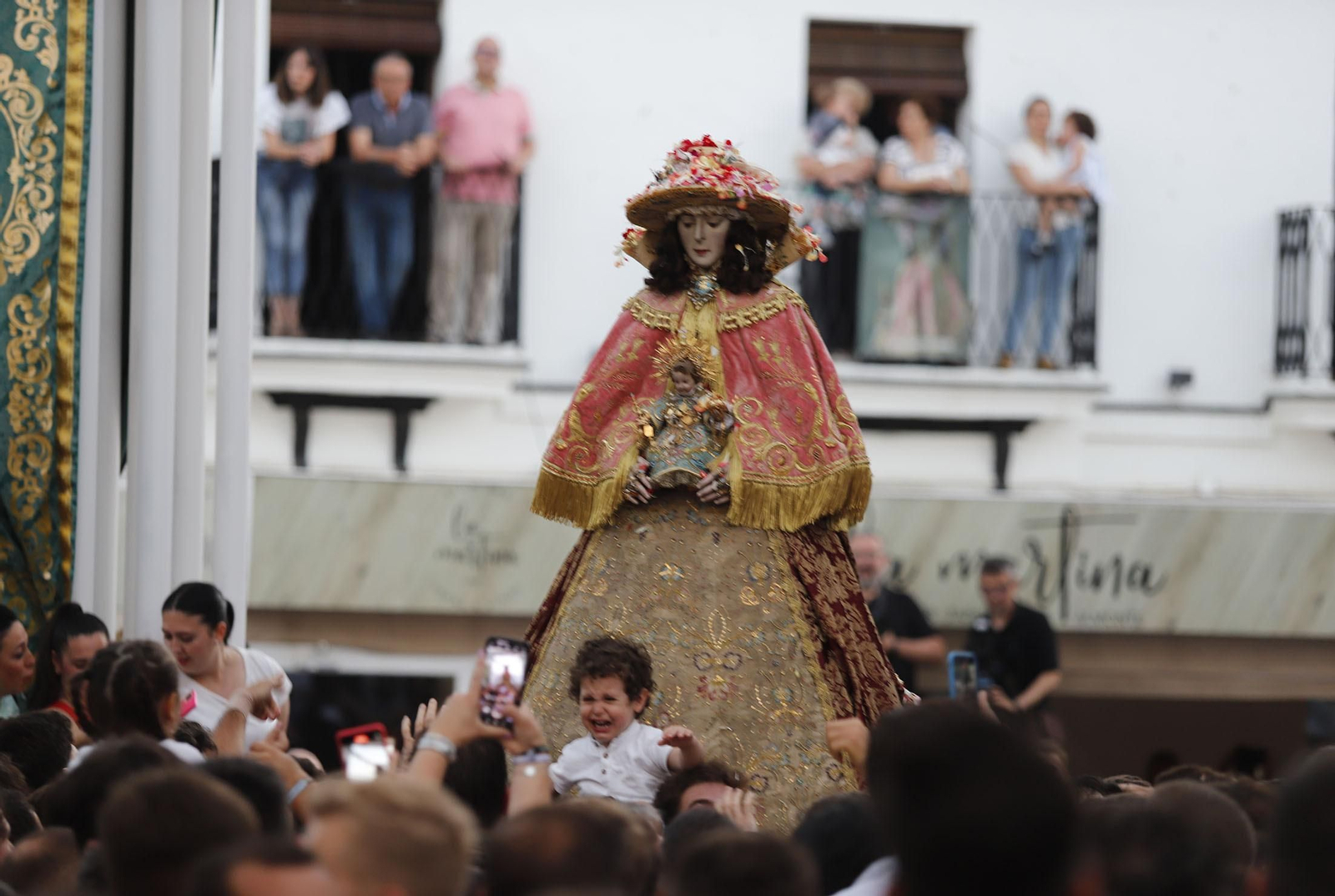La Virgen del Rocío recorre las calles de Almonte hacia el Chaparral para el inicio del Camino de los Llanos