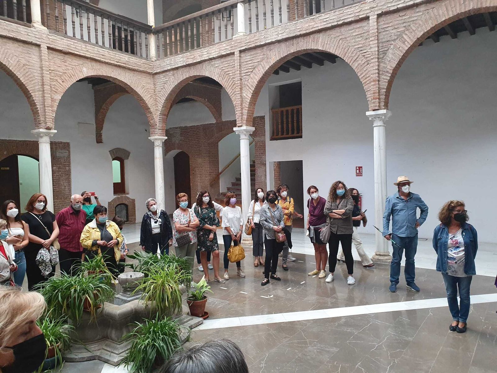 Un momento de la ruta por Guadix para resaltar la relación histórica de la mujer con el agua