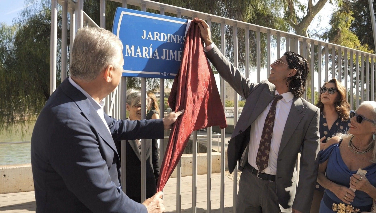El alcalde inaugura en Triana los Jardines dedicados a la artista María Jiménez.