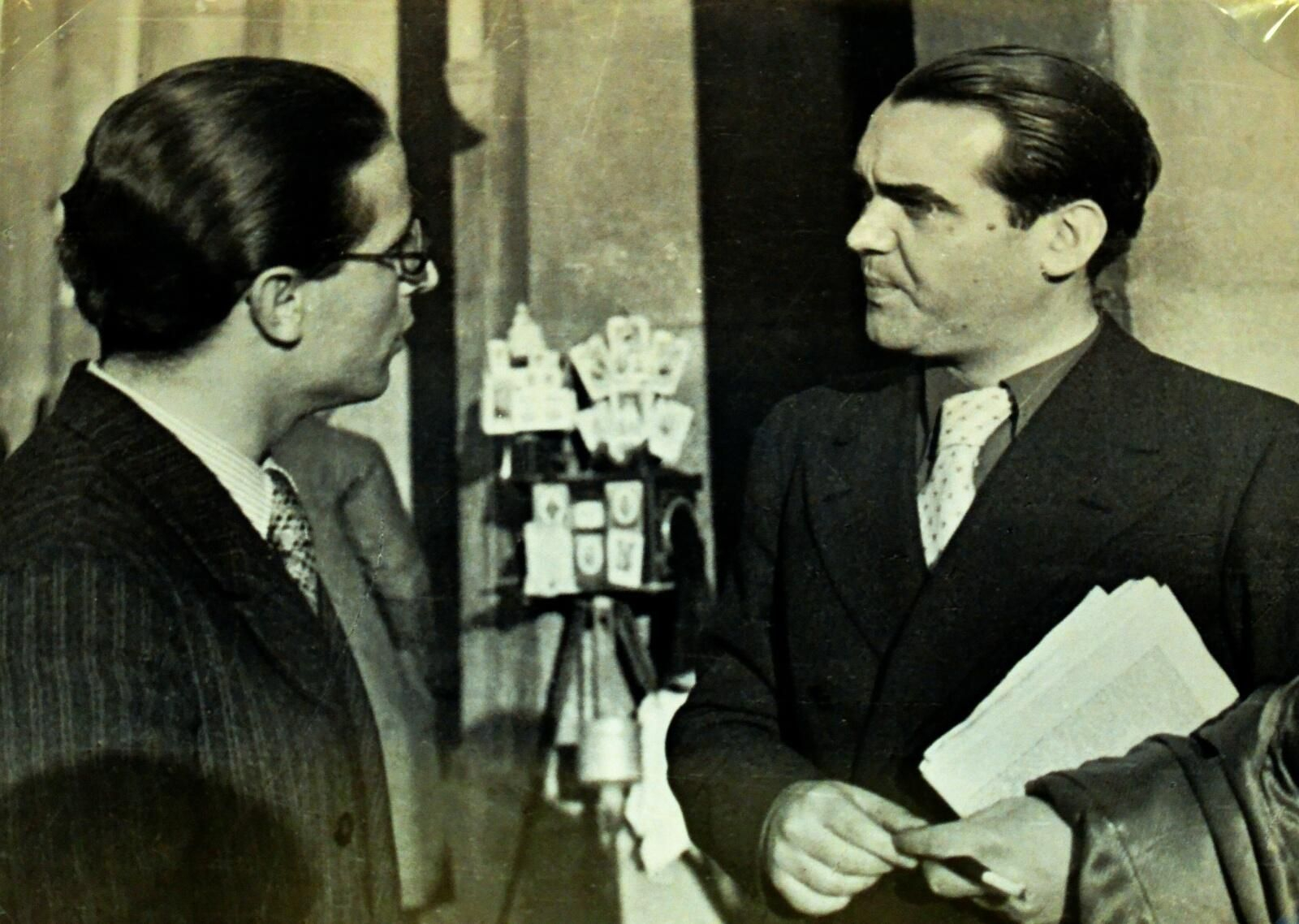 Emilio Prados charla con Lorca en 1936.