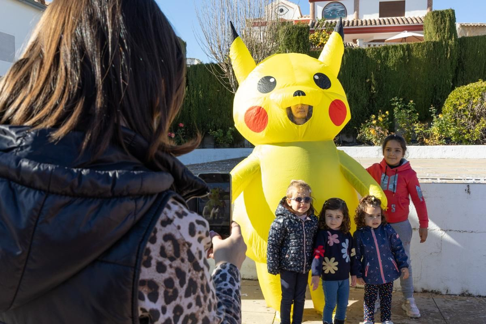 Chocolatada solidaria, caravana de coches, campanadas infantiles y juegos para los más pequeños en Monte Lope Álvarez
