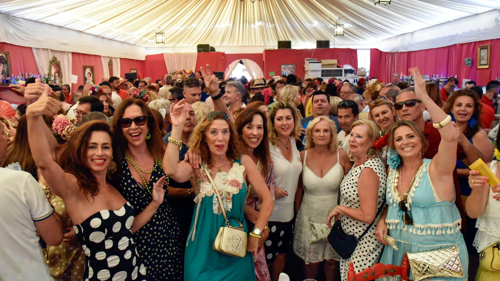 Ambiente en las caseta en el Domingo Rociero