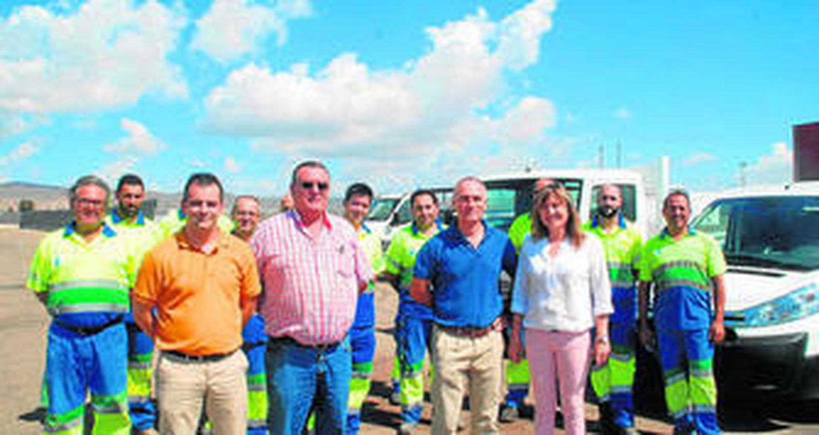 La alcaldesa Esperanza Pérez Felices, el concejal David Lozano, junto a responsables y empleados de Emanagua.