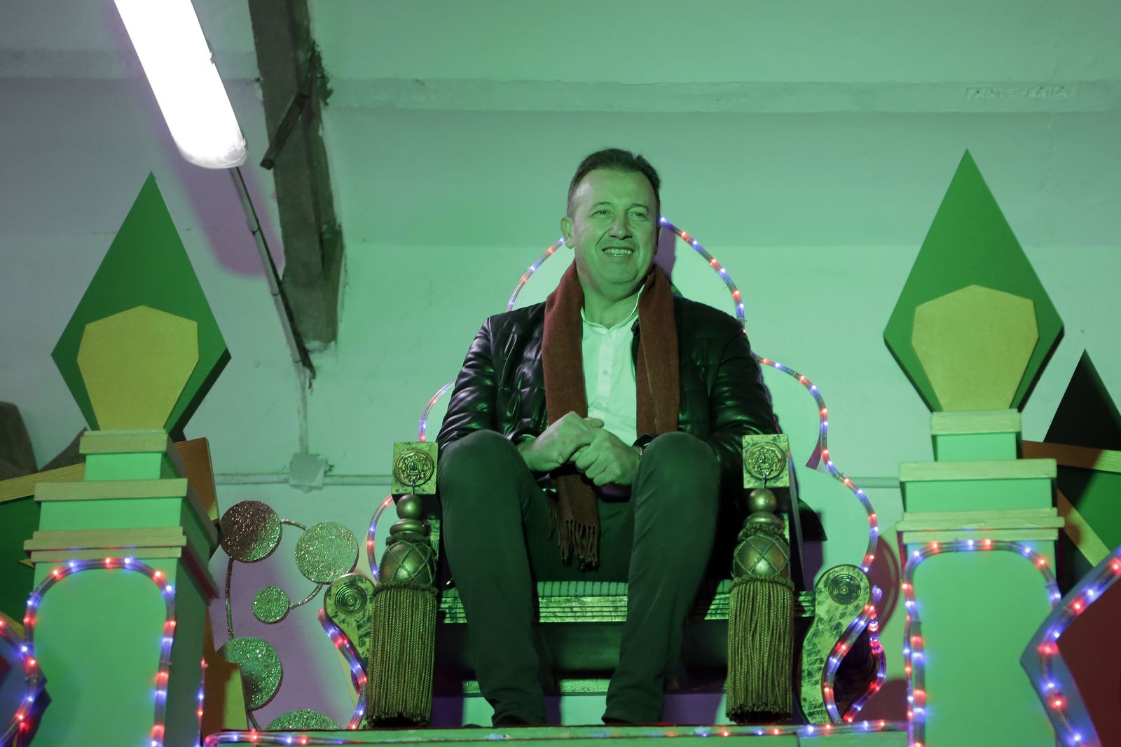 Visita de los Reyes Magos a sus carrozas