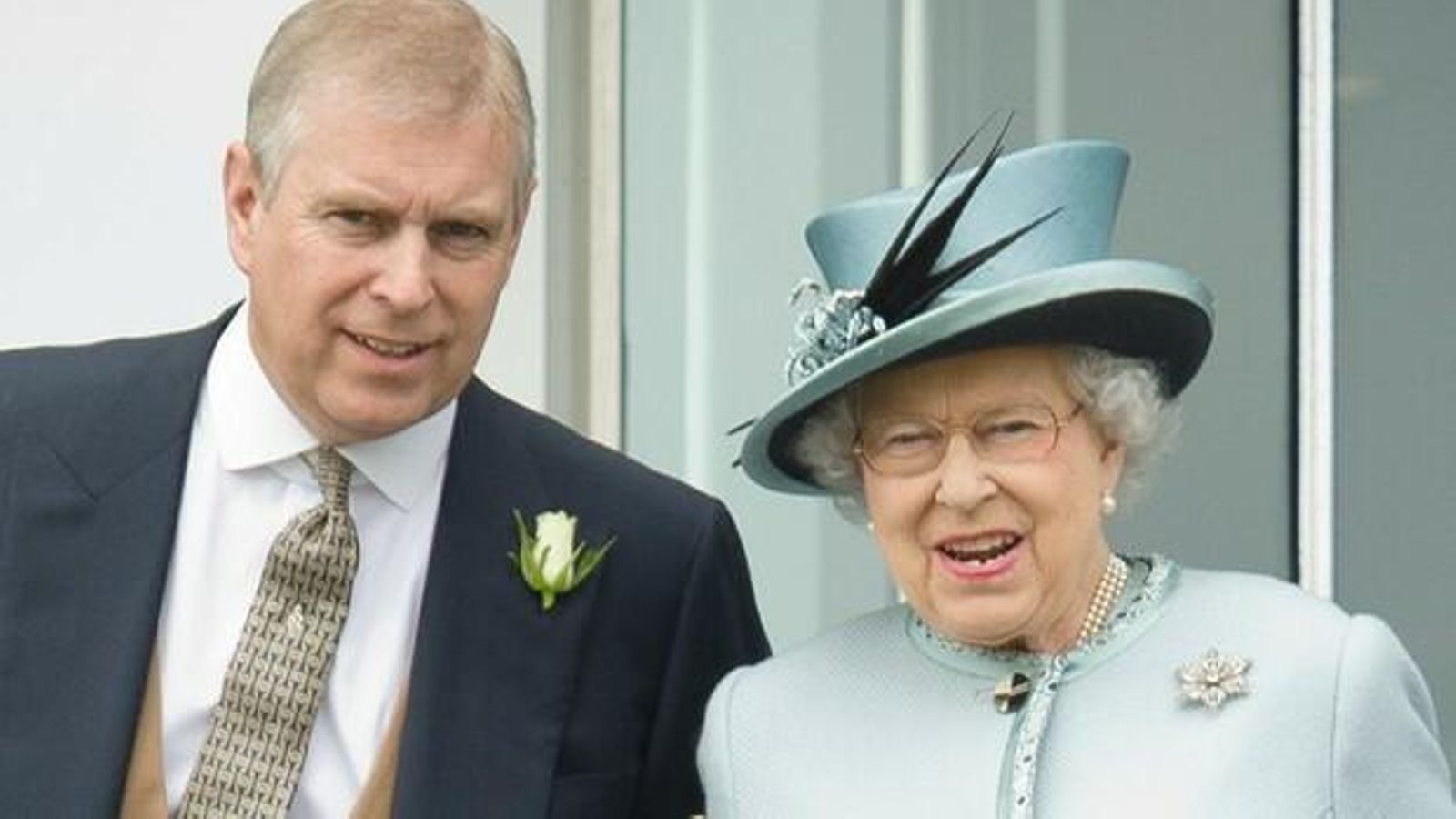 El duque de York, en un acto público, con su madre, Isabel II.