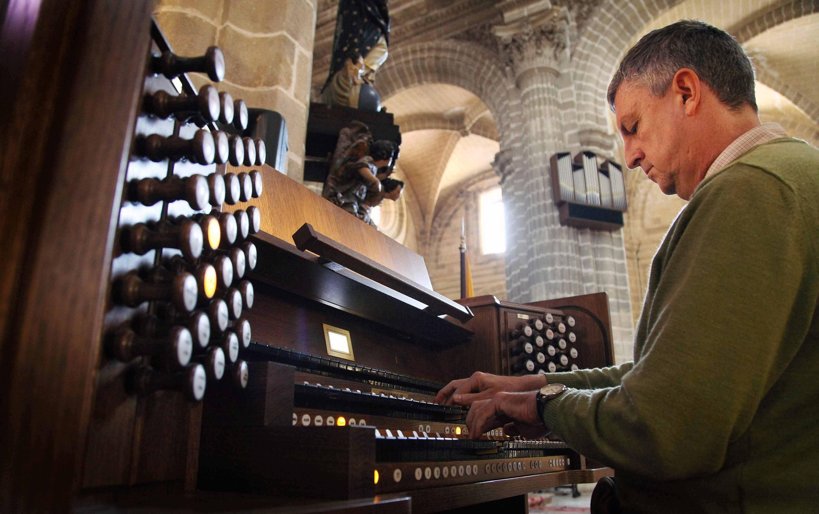 Ángel Hortas tocando el órgano de la Catedral.