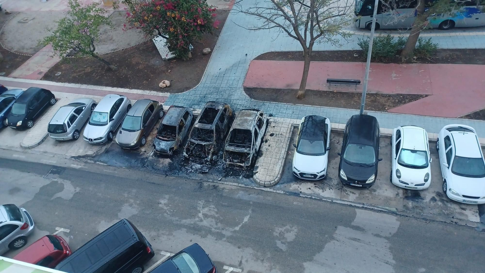 Los tres vehículos calcinados en Torre del Mar Los tres vehículos calcinados en Torre del Mar