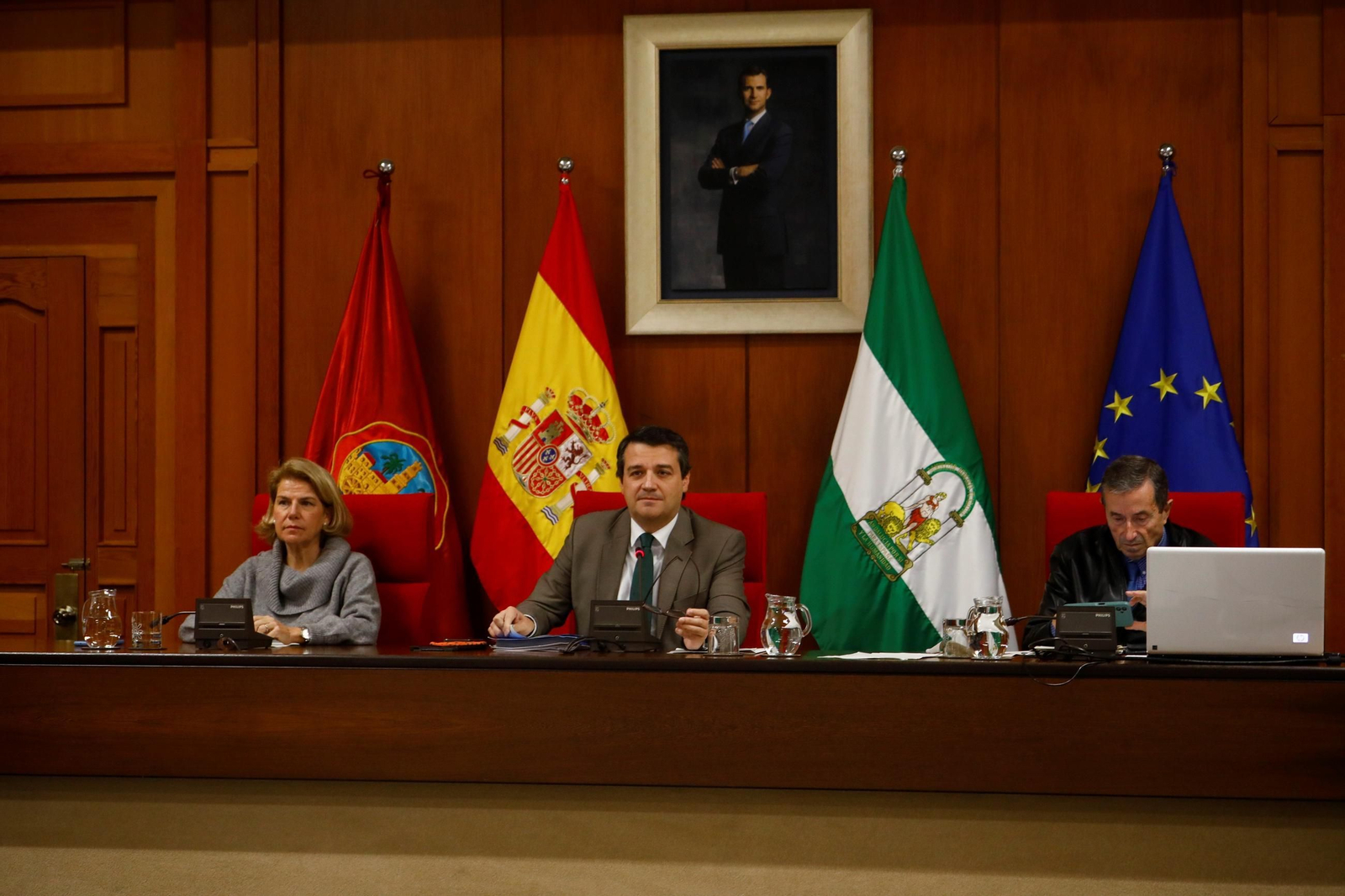 Las imágenes del Pleno suspendido por las protestas de los vecinos de Villarrubia Las imágenes del Pleno suspendido por las protestas de los vecinos de Villarrubia