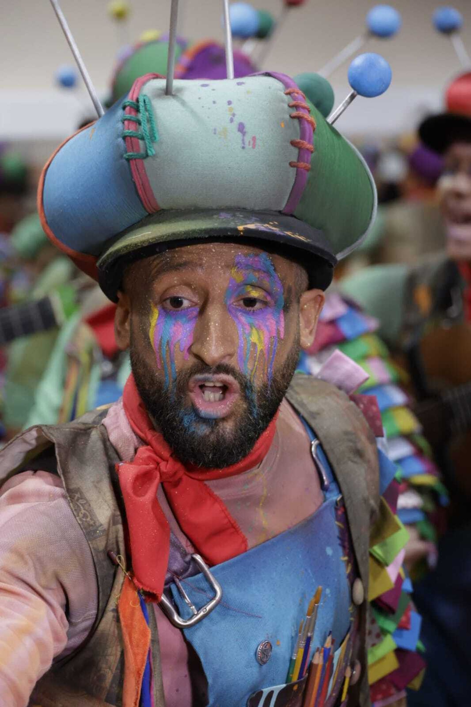23:30 h. Comparsa 'Los carnavaleros' en camerinos.