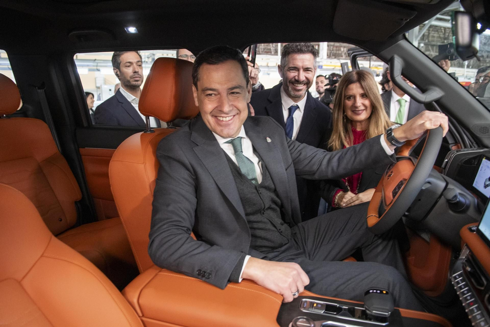 El presidente de la Junta de Andalucía, Juanma Moreno, dentro de uno de los vehículos de Santana, junto a la alcaldesa de Linares, Auxi del Olmo y al CEO de Santana Motors, Edu Blanco.