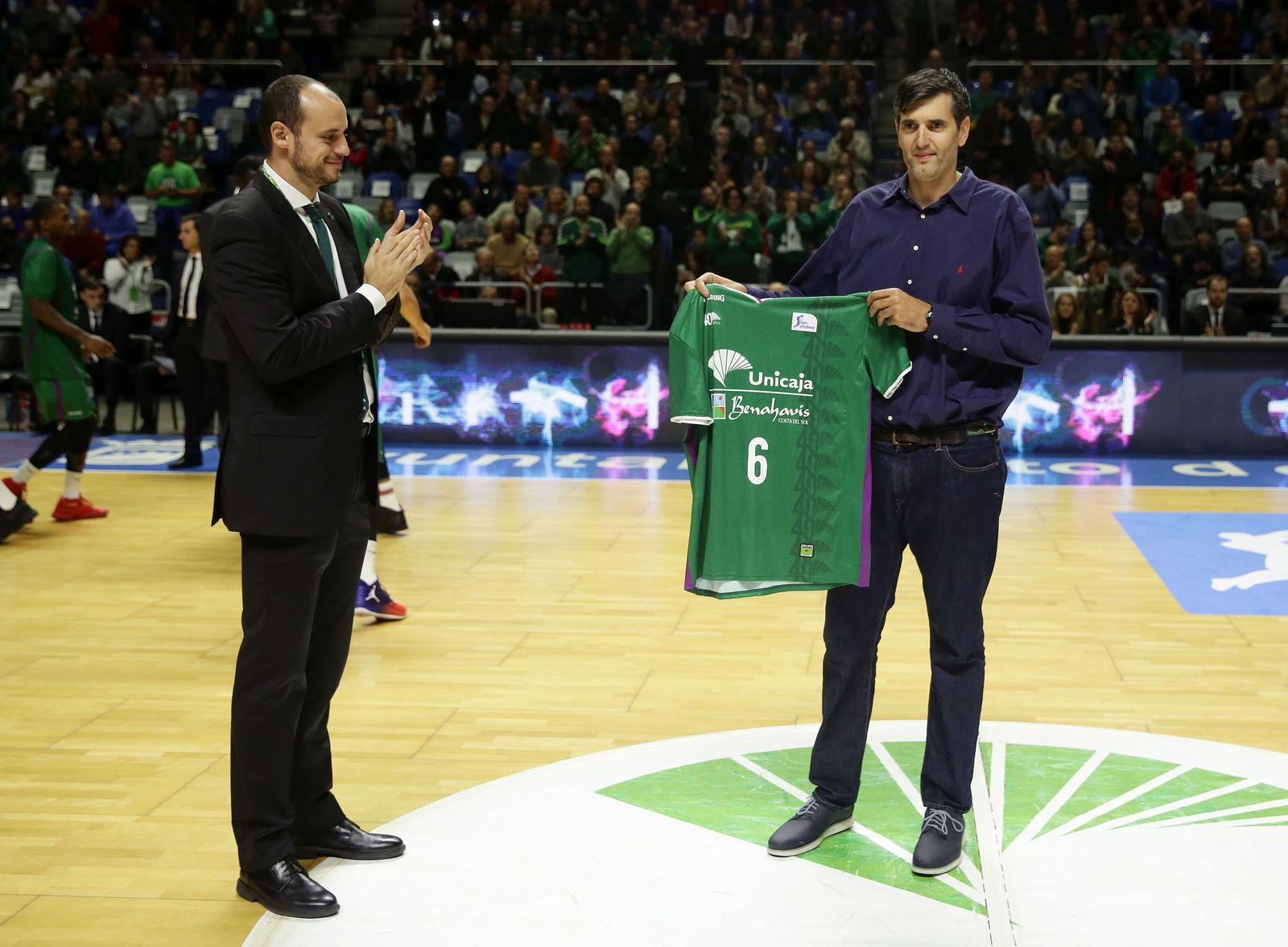 Carlos Jiménez entrega a Richi Guillén la camiseta del Unicaja.