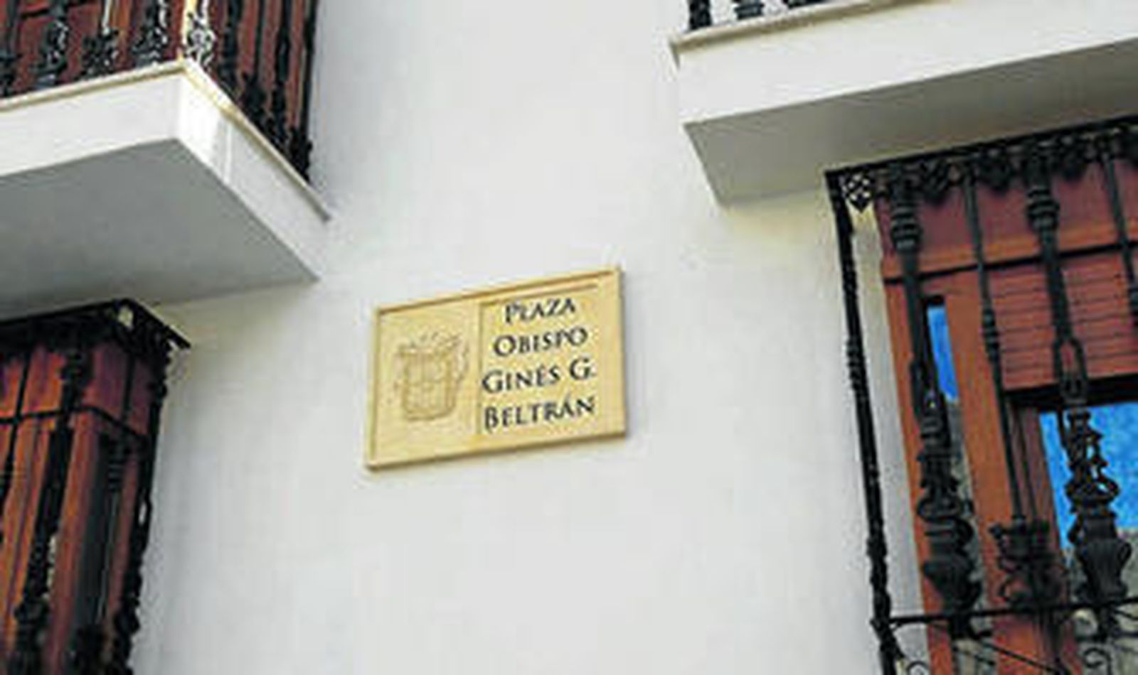 Placa identificativa de la plaza Obispo Ginés G. Beltrán en Huércal-Overa.