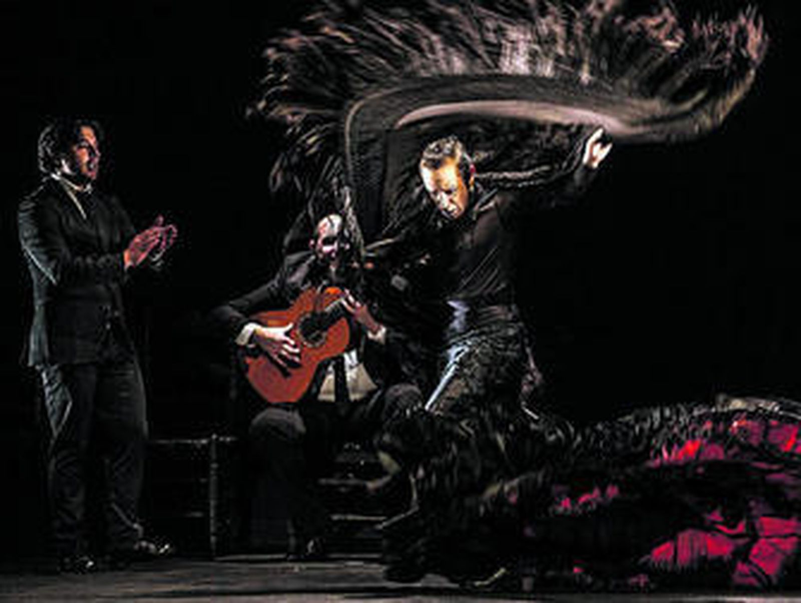 El bailaor Manuel Liñán por soleá en el espectáculo 'Reversible' presentado en el XX Festival de Jerez.