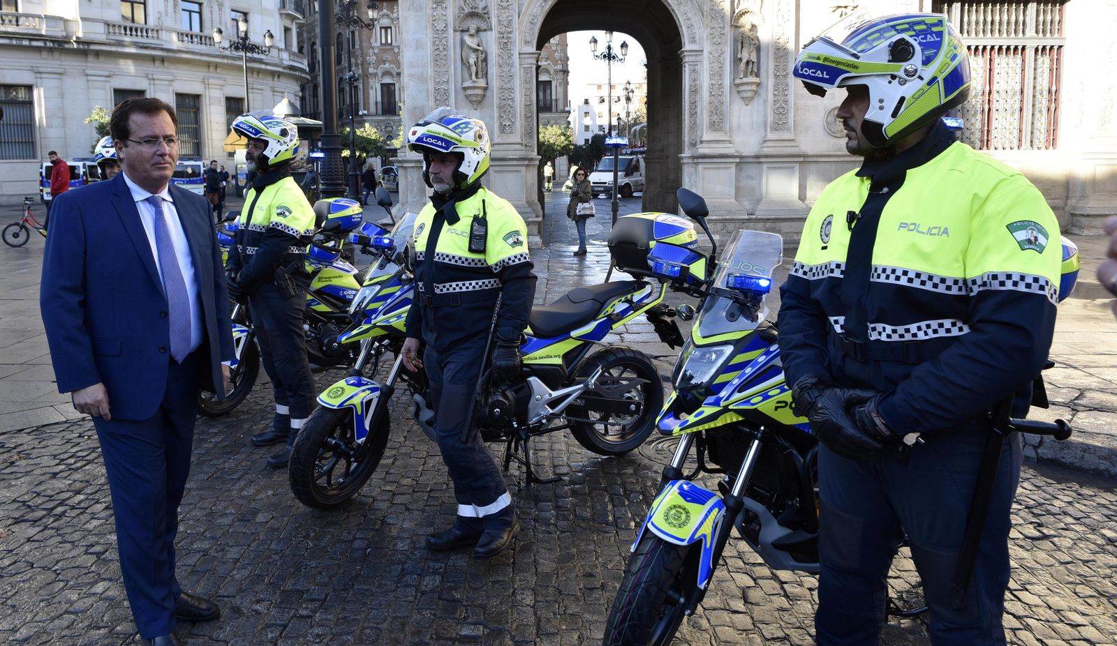 El delegado de Gobernación, Juan Carlos Cabrera, con varios policías locales.