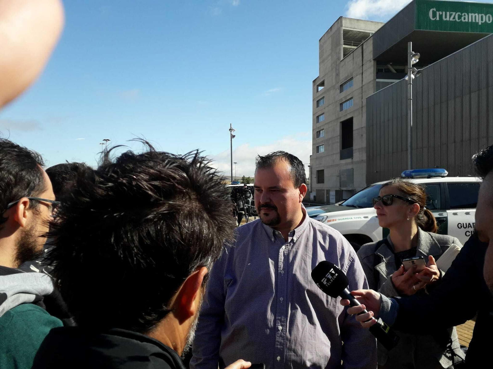 Eduardo Venzalá,  portavoz de la plataforma 'CCF Somos Nosotros', en la puerta de El Arcángel.