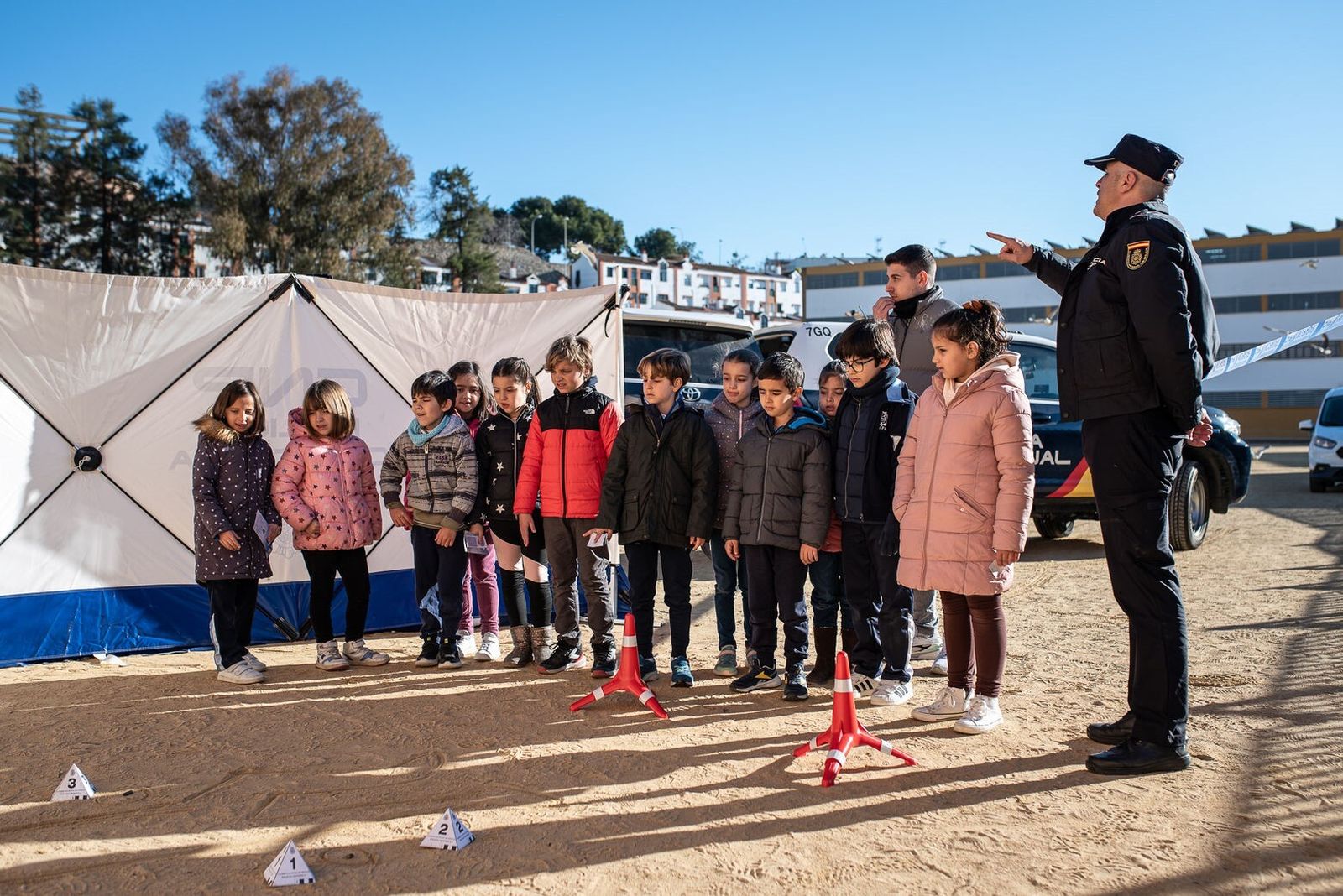 Uno de los agentes conversa con los niños.