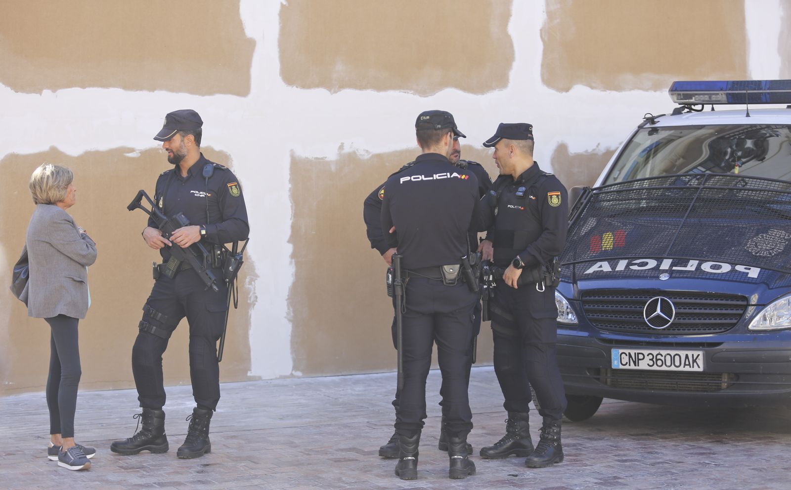 Un grupo de agentes, en una calle del centro de Málaga.