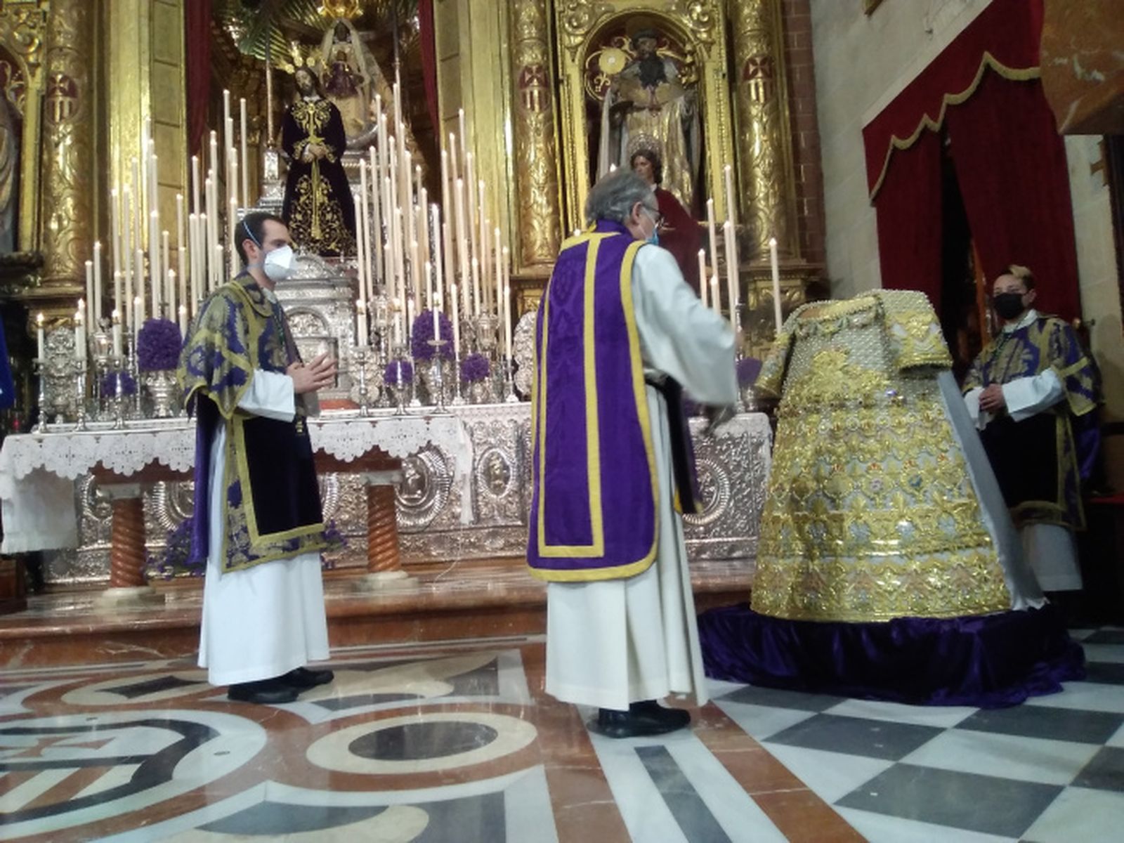 Momento de la bendición en la Merced de la ‘saya de las perlas’