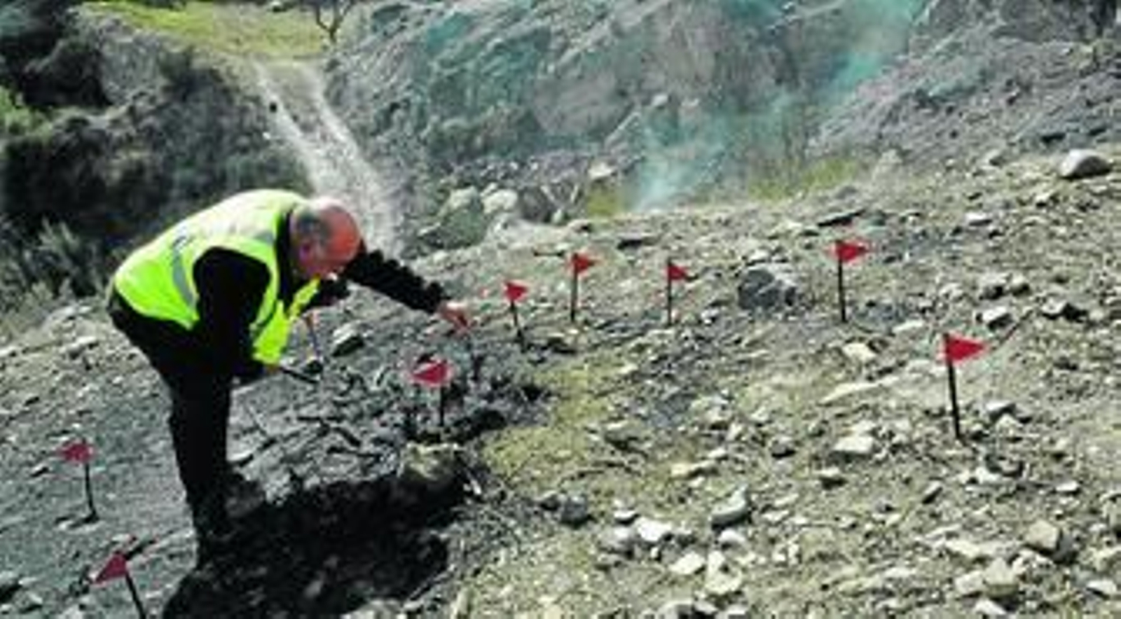 Un miembro de la Brigada de Investigación de Incendios marca el lugar donde se produjo el fuego.