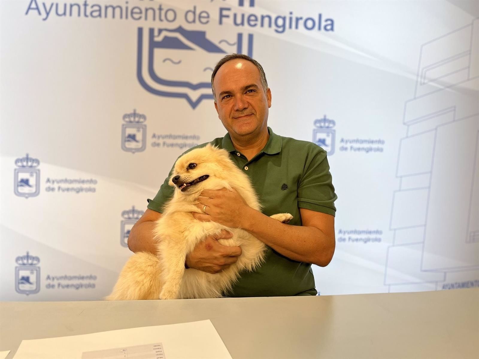 García Lara posa con su mascota, adoptada hace un año.