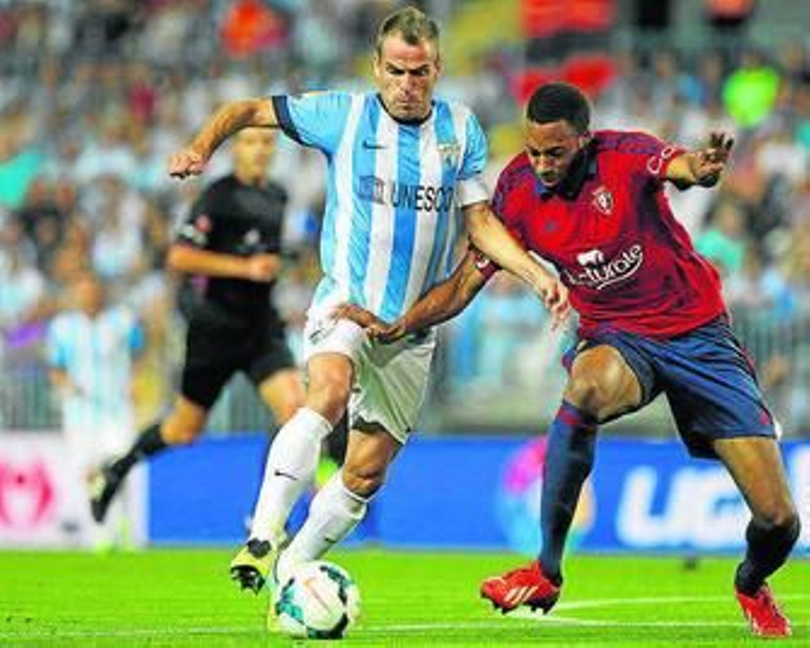 Duda pelea ante la oposición de Onwu.