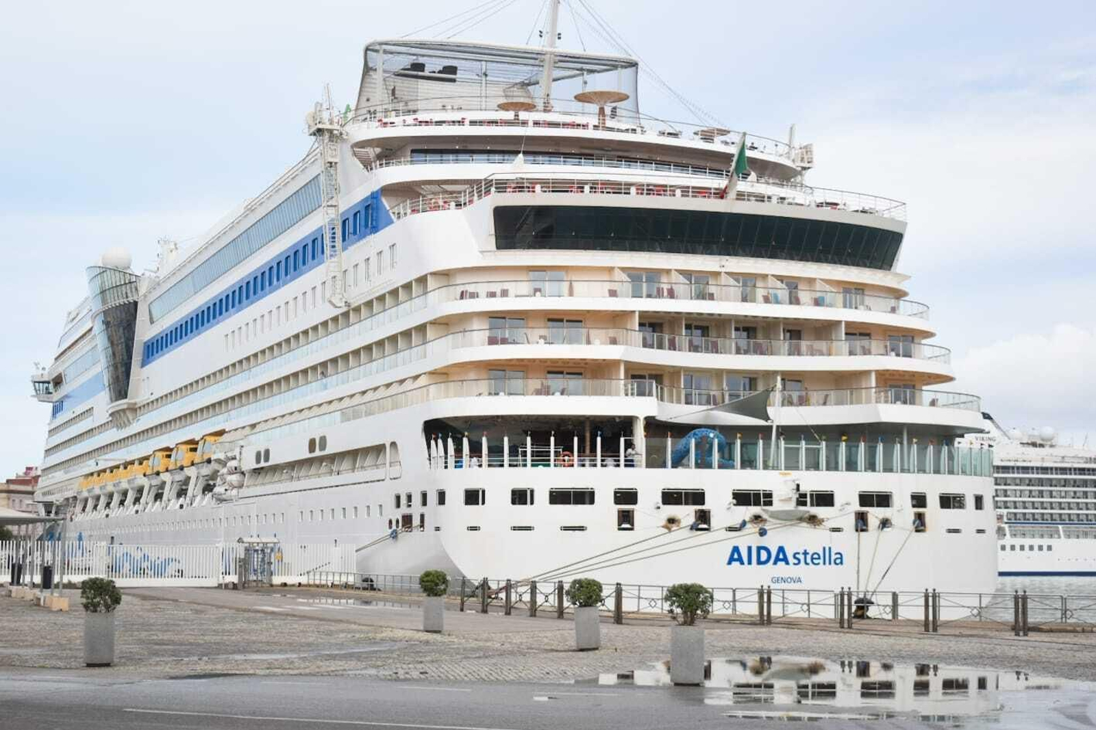 Uno de los cruceros atracados en el puerto de Cádiz.