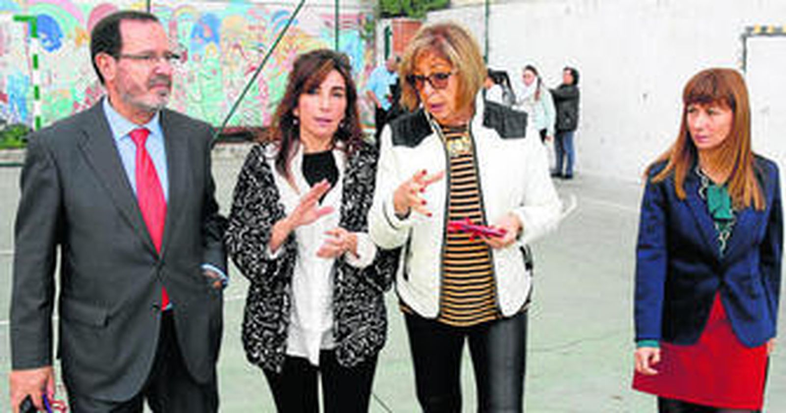 La consejera de Educación, Adelaida de la Calle, habla con Maribel Serralvo, directora del centro.