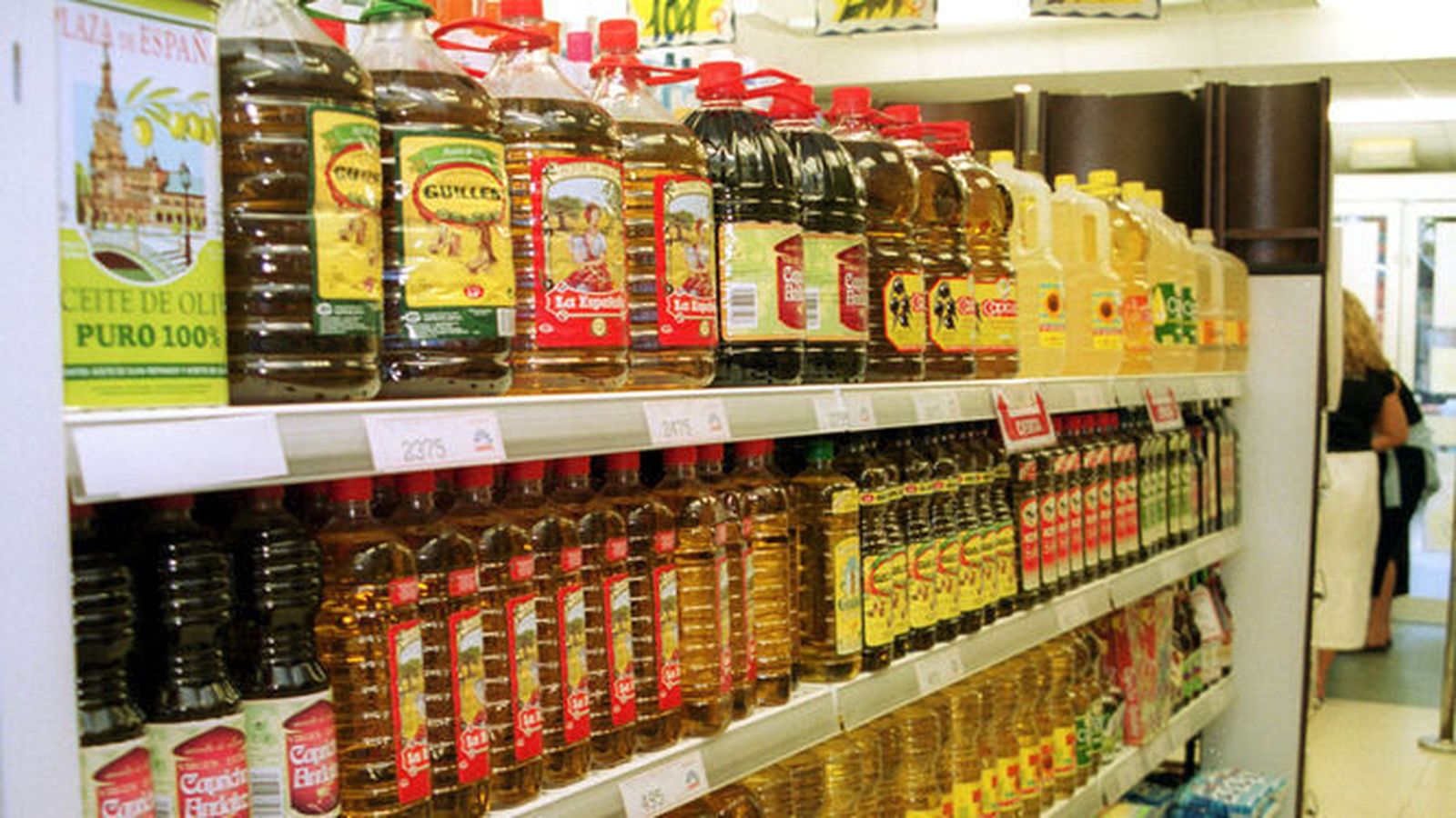Los supermercados encarecen 2,56€ el precio del aceite de oliva virgen extra respecto a su origen