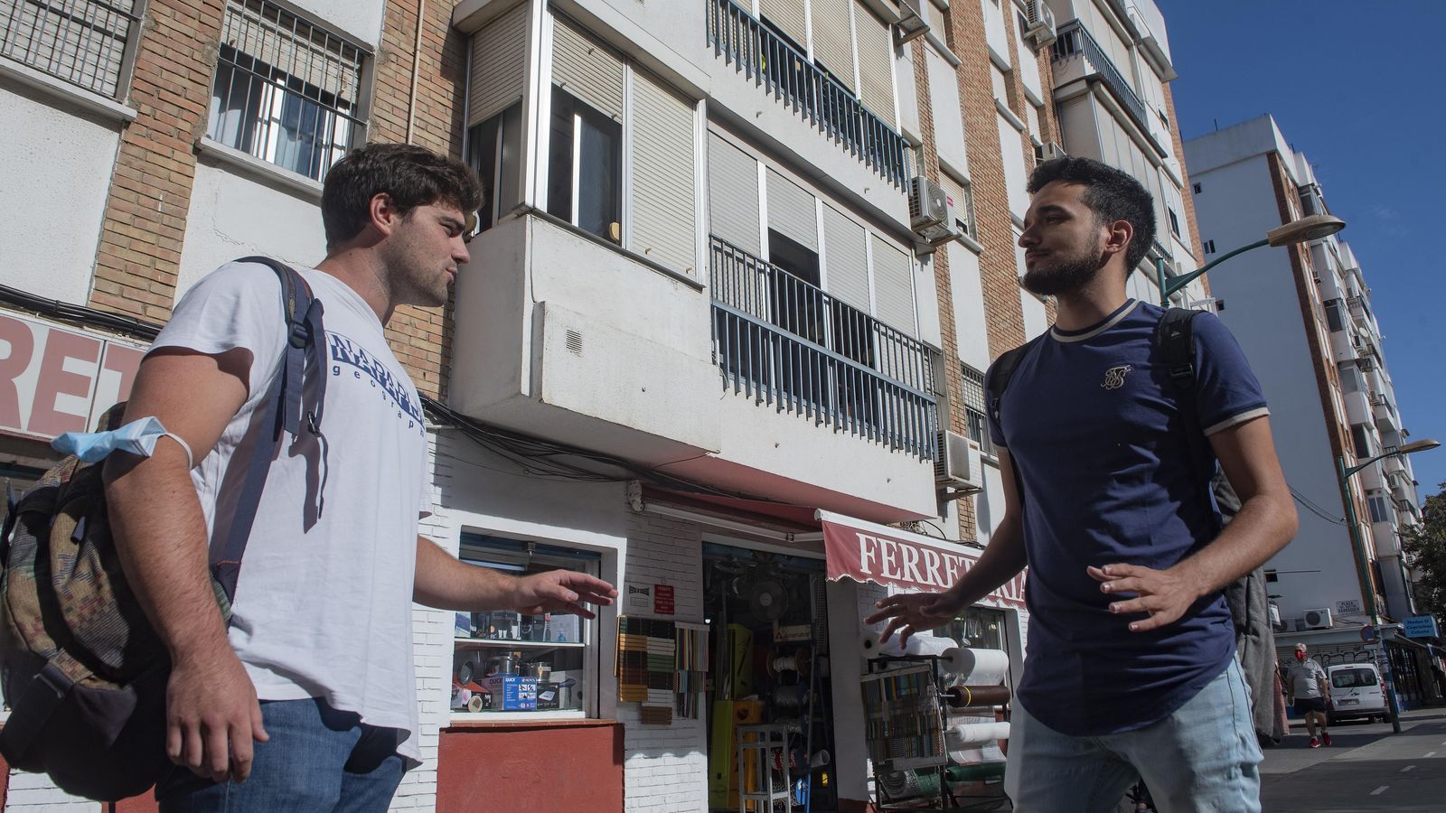 Dos jóvenes charlan en la Macarena.