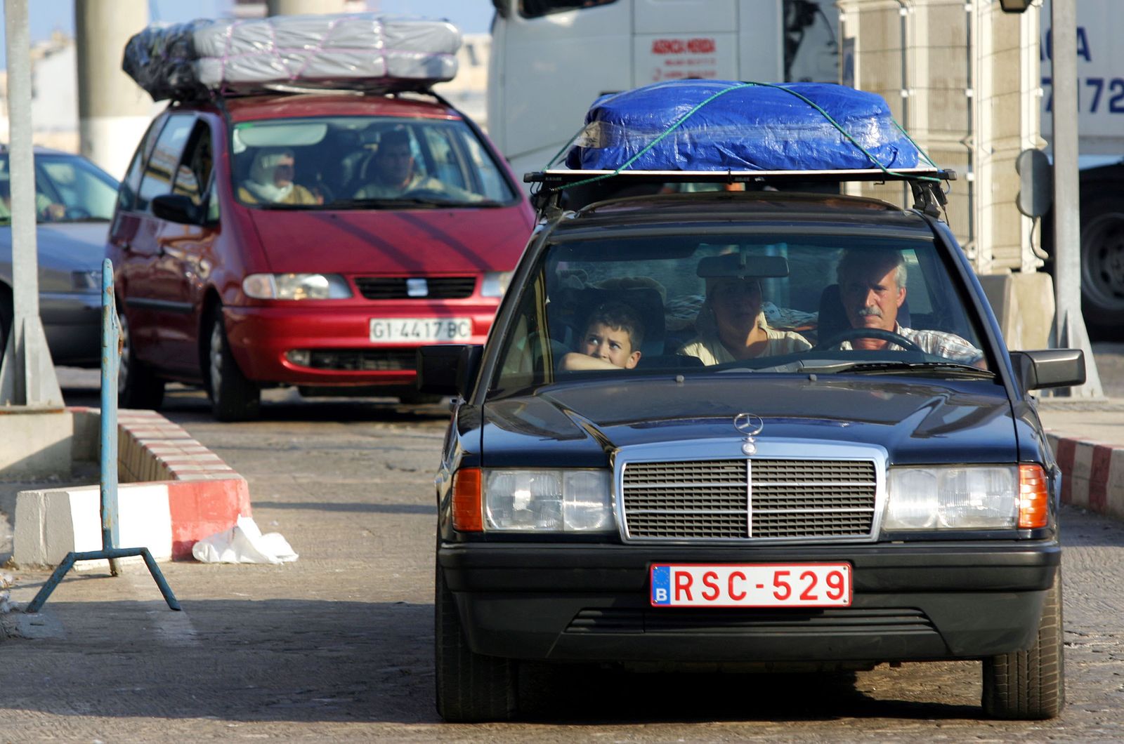 Varios vehículos en las inmediaciones del puerto durante la Operación Paso del Estrecho en Málaga, fotografía de archivo.