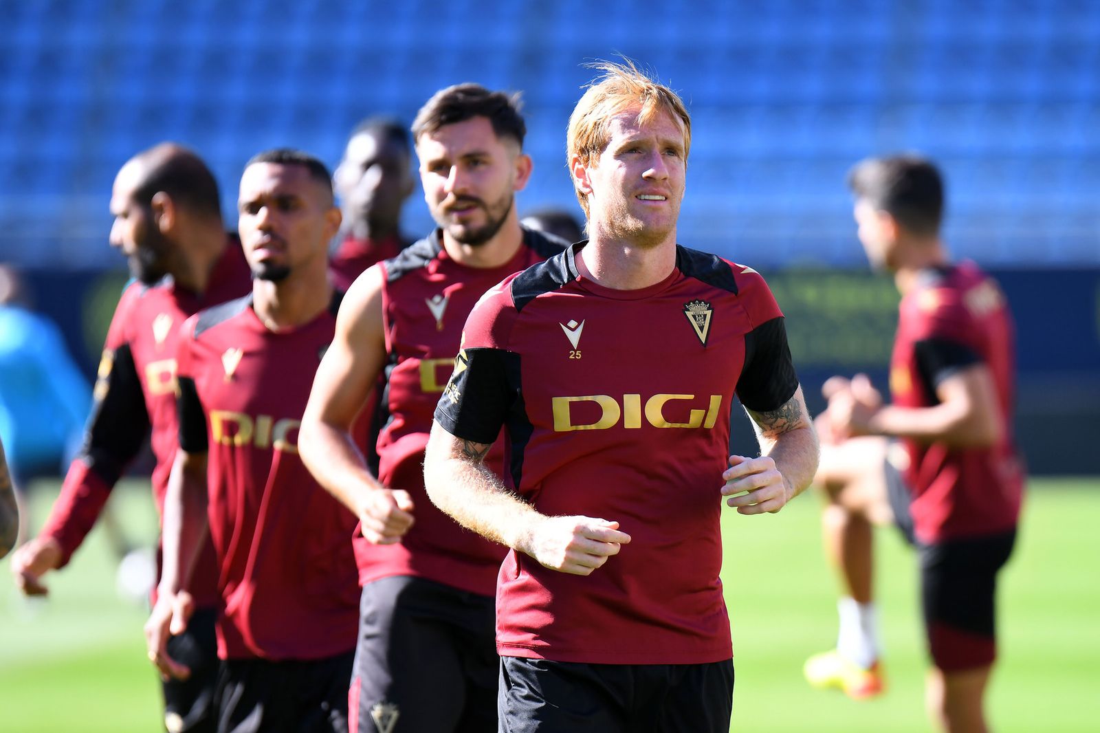Álex encabeza un grupo de jugadores durante un ejercicio en el último entrenamiento.