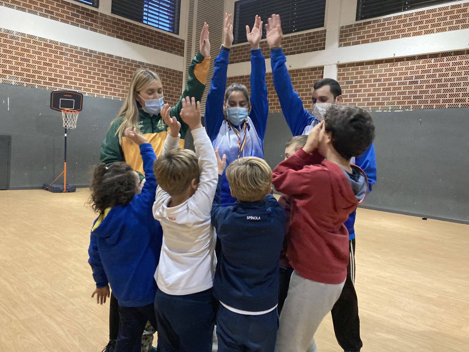 Grupo que finaliza el entrenamiento en Rincón de la Victoria
