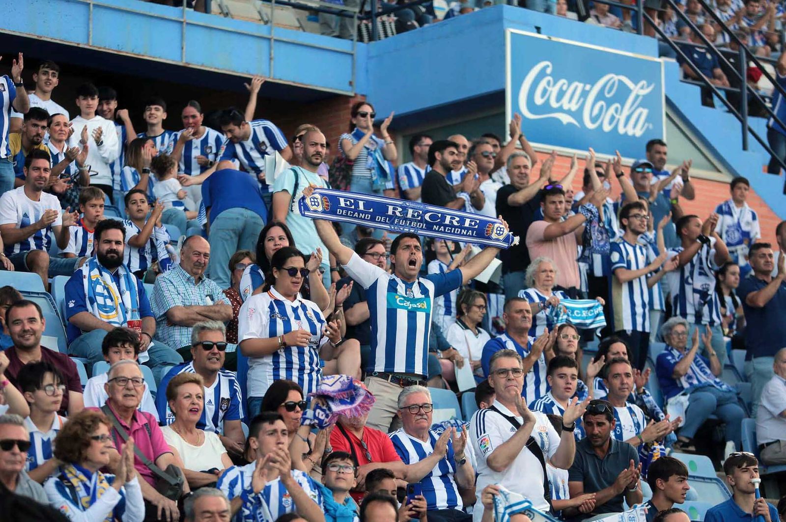Imágenes del gran ambiente en el Nuevo Colombino en el ascenso del Recre
