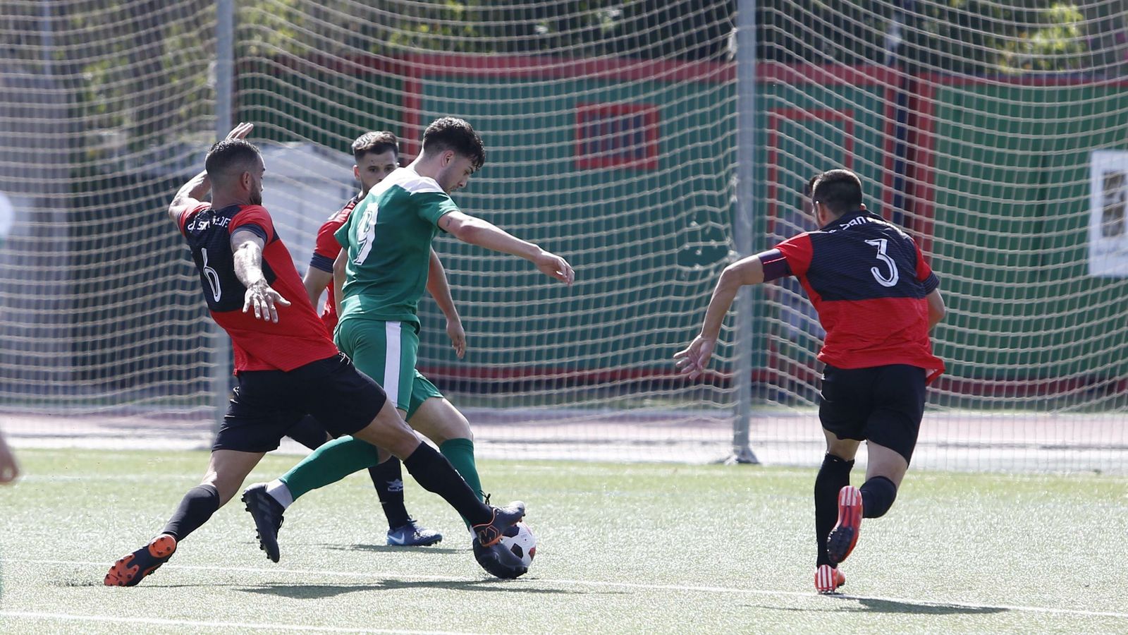 El Atarfe podría respirar un poco si vence al Guadix.