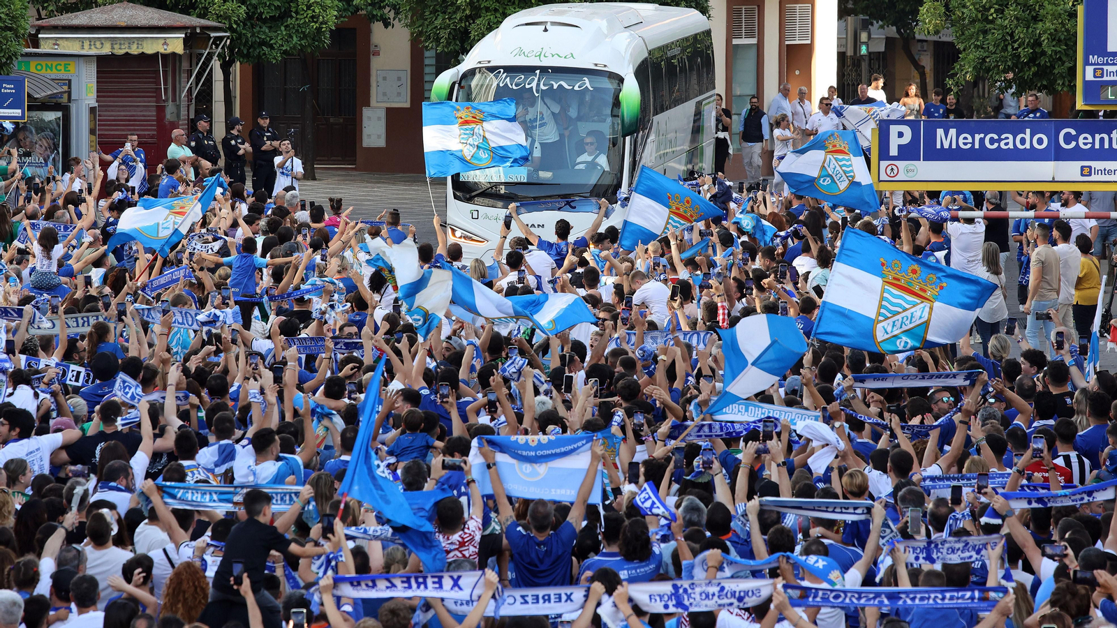 Baño de masas del Xerez CD en Jerez por su ascenso