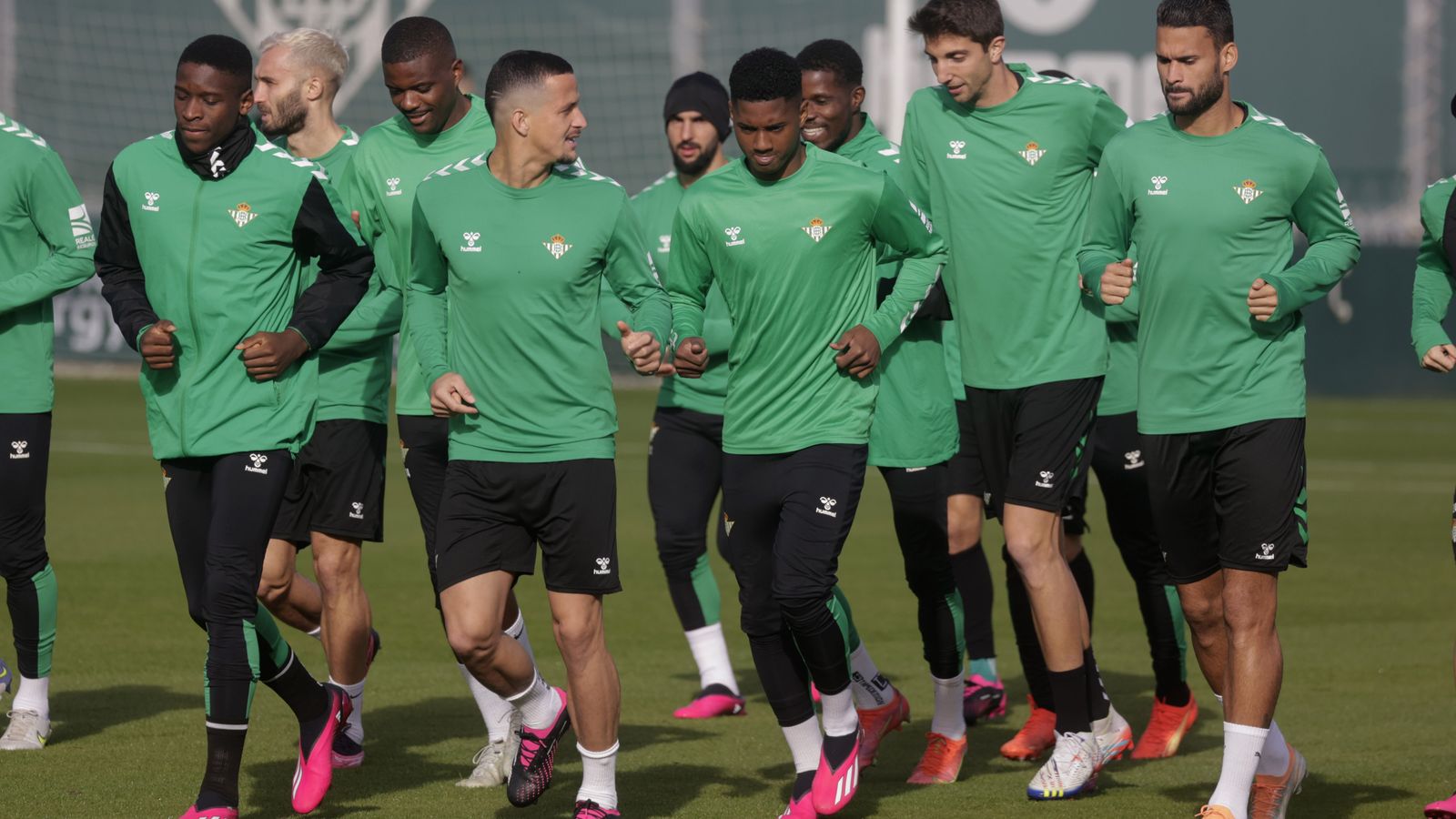 El brasileño Abner, novedad en la convocatoria, se ejercita junto al resto de sus compañeros.