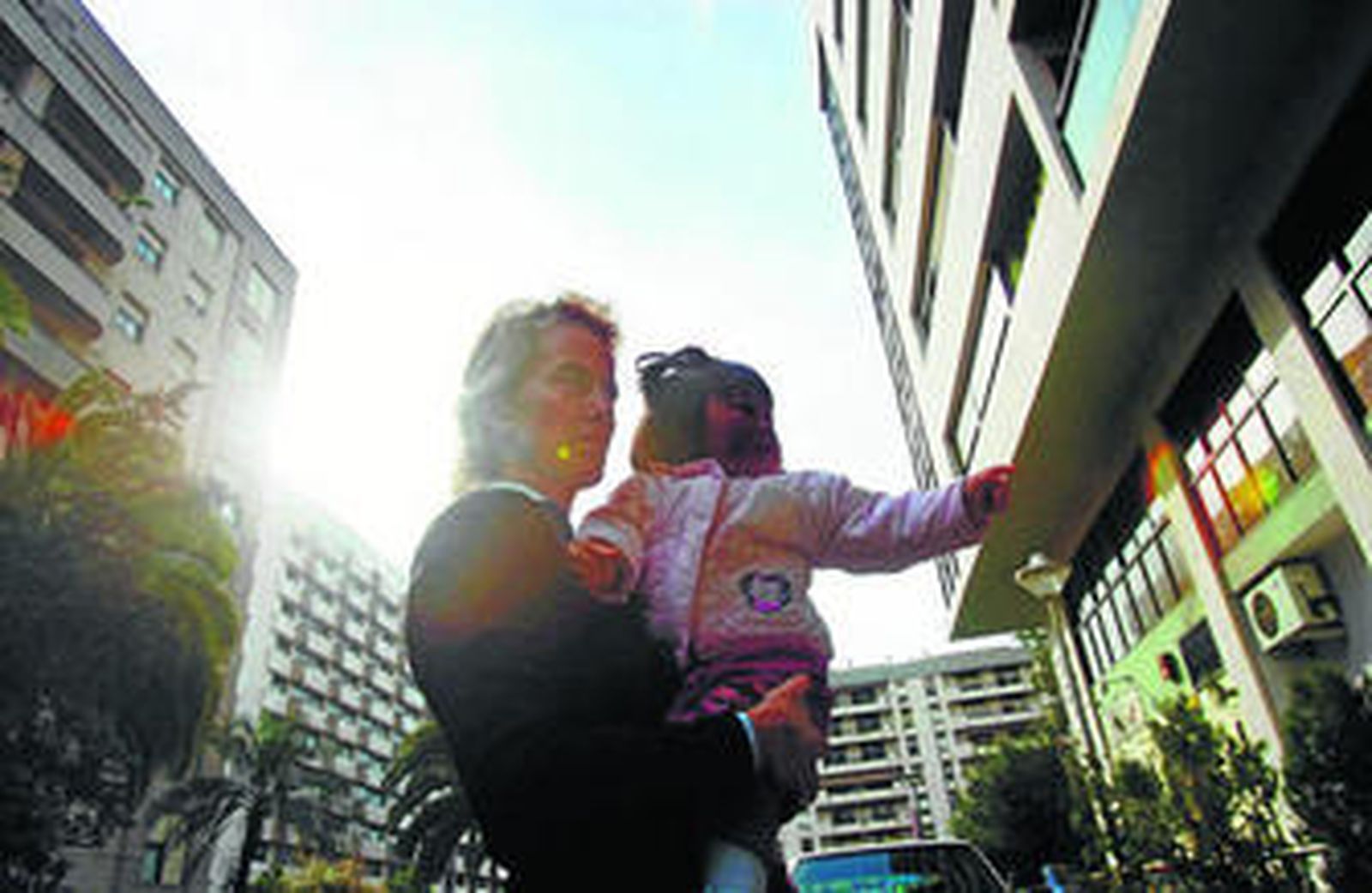 Cada año se reciben centenares de solicitudes de adopción, sobre todo internacionales al ser más fáciles que la nacionales.