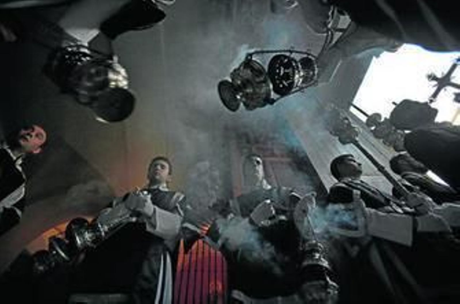 Unos acólitos esperan que el cortejo se ponga en marcha para levantar sus ciriales e iniciar su camino, en una imagen tomada el pasado año.