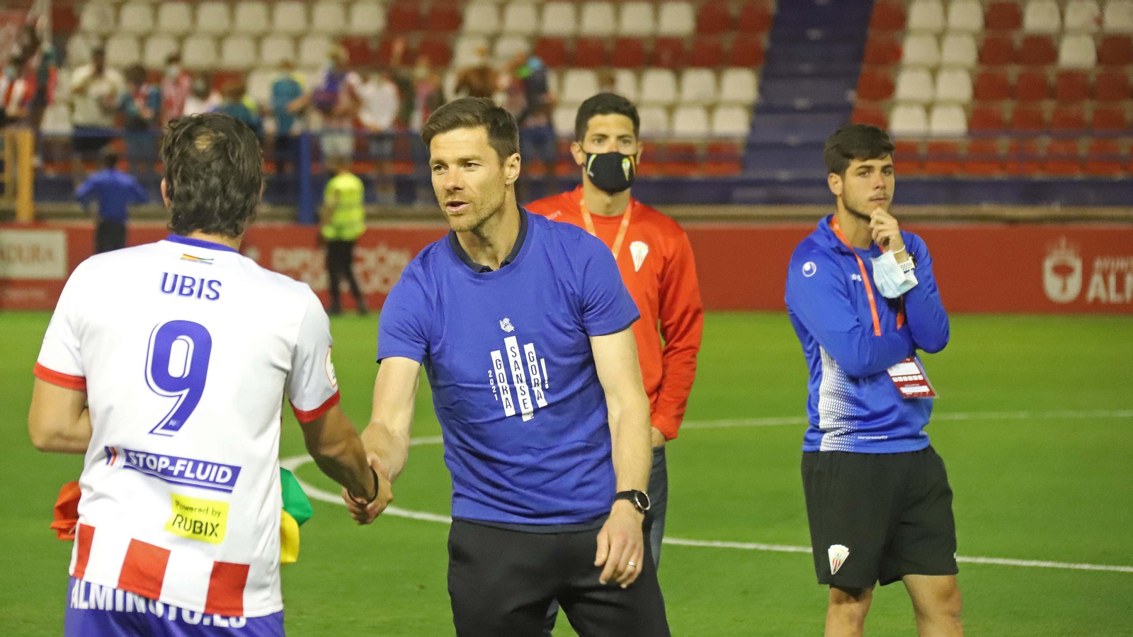 Xabi Alonso saluda a Edu Ubis en Almendralejo tras ascender.
