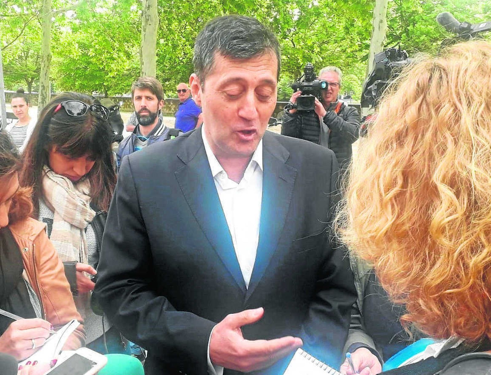 Javier Rodríguez, padre  de  una  de  las  niñas que denunció abusos  de  un  profesor.