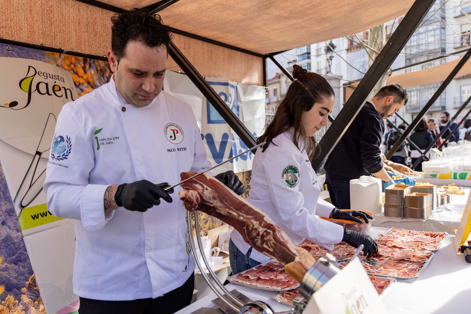 Izado de la Bandera de Andalucía y en un desayuno molinero en Jaén