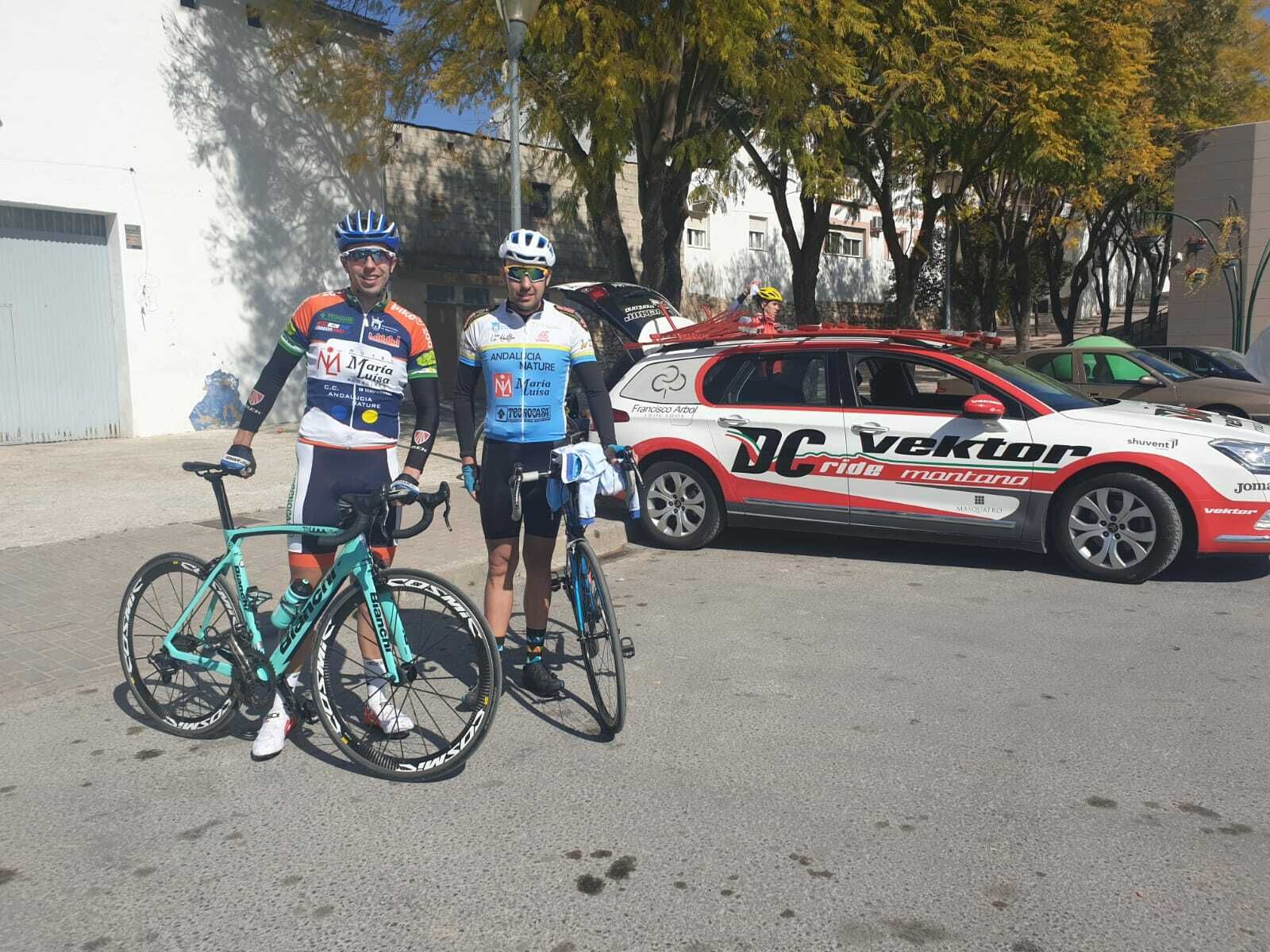 Los dos ciclistas del Andalucía Nature, en Cabra.
