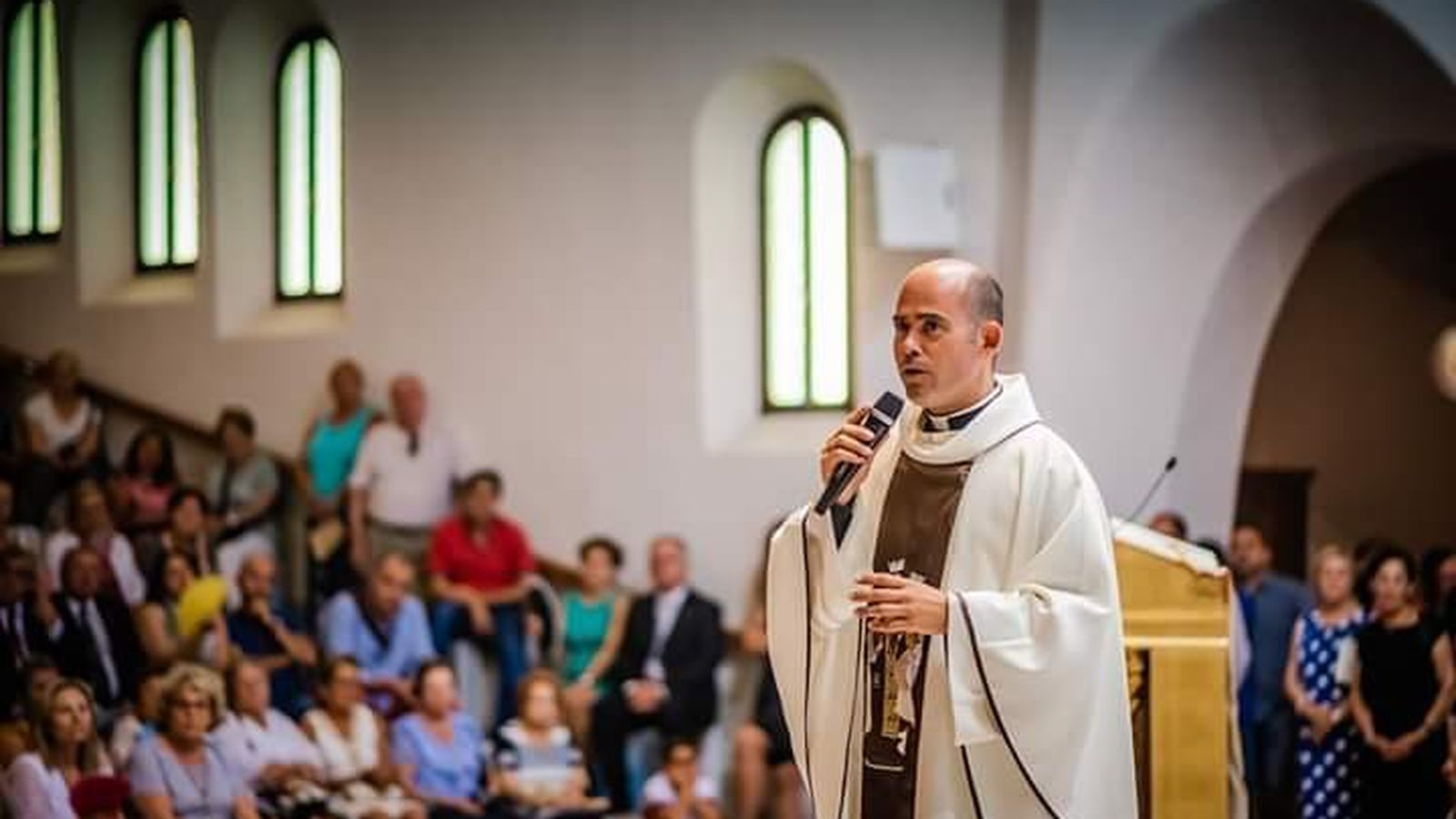 El cura de Aguadulce es muy popular y querido en el núcleo roquetero.