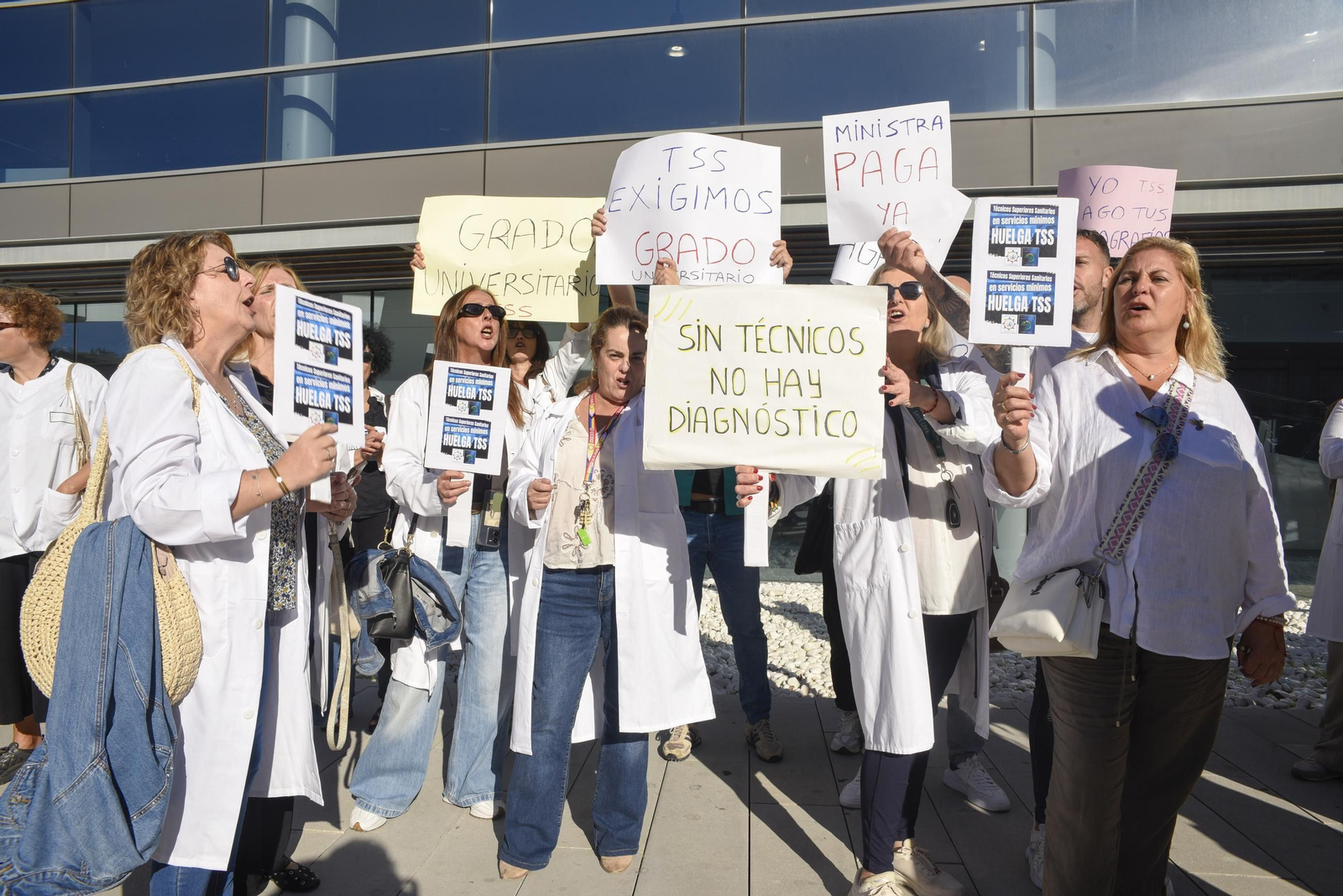 Las fotos de la concentración de los Técnicos Superiores Sanitarios en el Hospital de La Línea