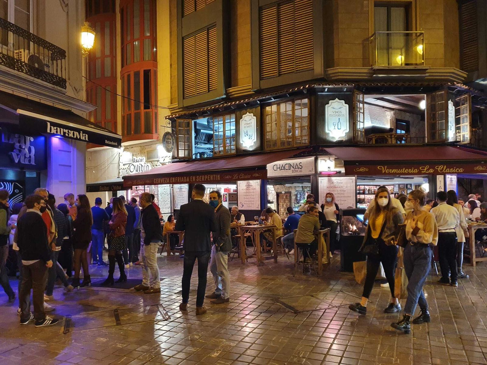 Fotos del 'lleno' en el Centro de Málaga, que apura el toque de queda