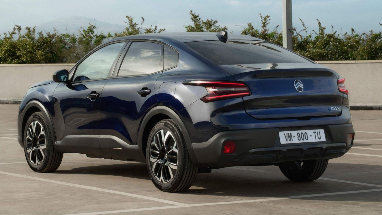 Sin modificaciones en la zona posterior, el C4 X ofrece un maletero de 510 litros por los 380 de su hermano pequeño: el cinco puertas mide 4,36 m de largo; el cuatro, 4,60.