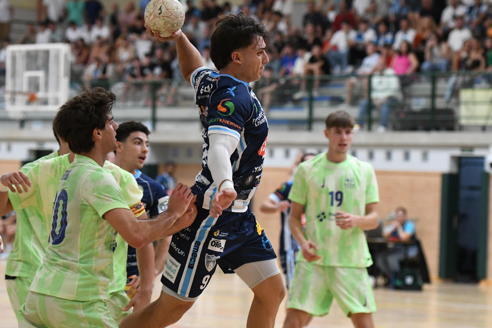 Jacob Díaz tiene el balón.